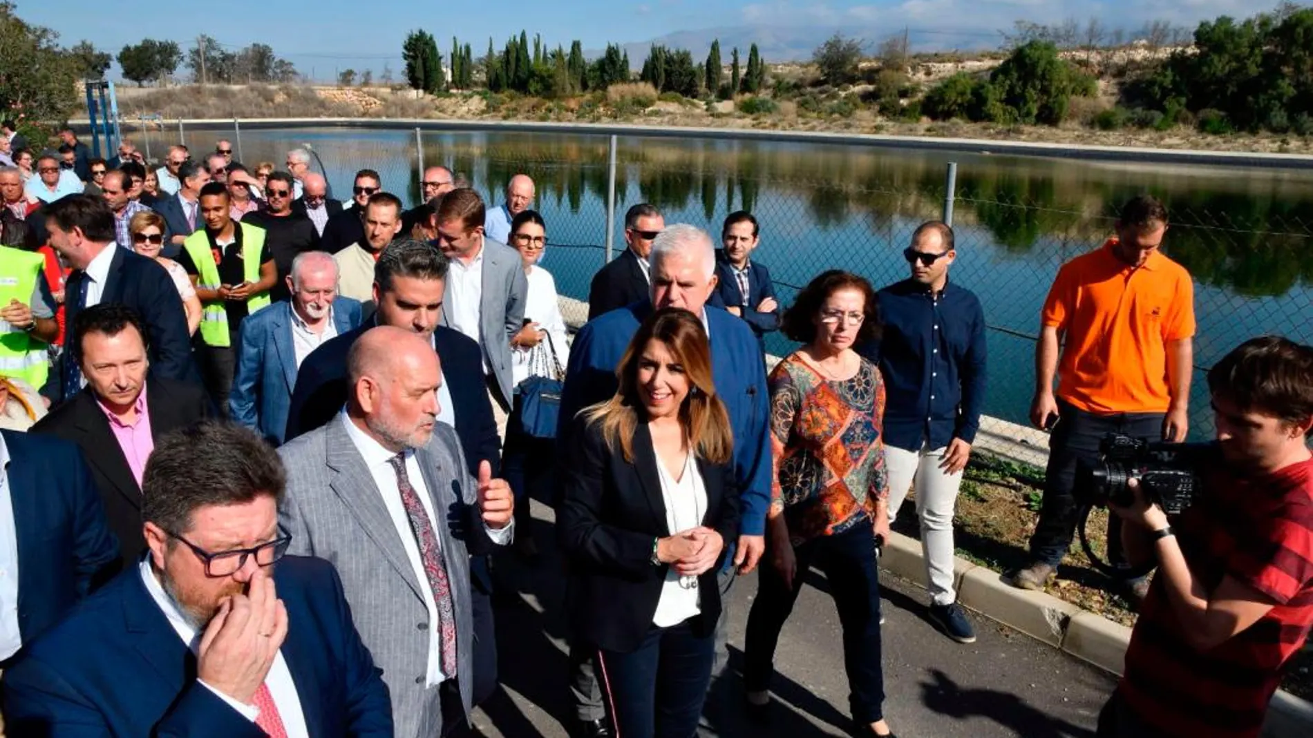 La presidenta de la Junta de Andalucía, Susana Díaz, camina entre otros junto al presidente de la comunidad de regentes Cuatro Vegas en Viator / Foto: Efe
