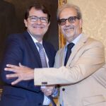 El alcalde Alfonso Fernández Mañueco y el rector de la Universidad de Salamanca, Daniel Hernández Ruipérez, suscriben el acuerdo de colaboración