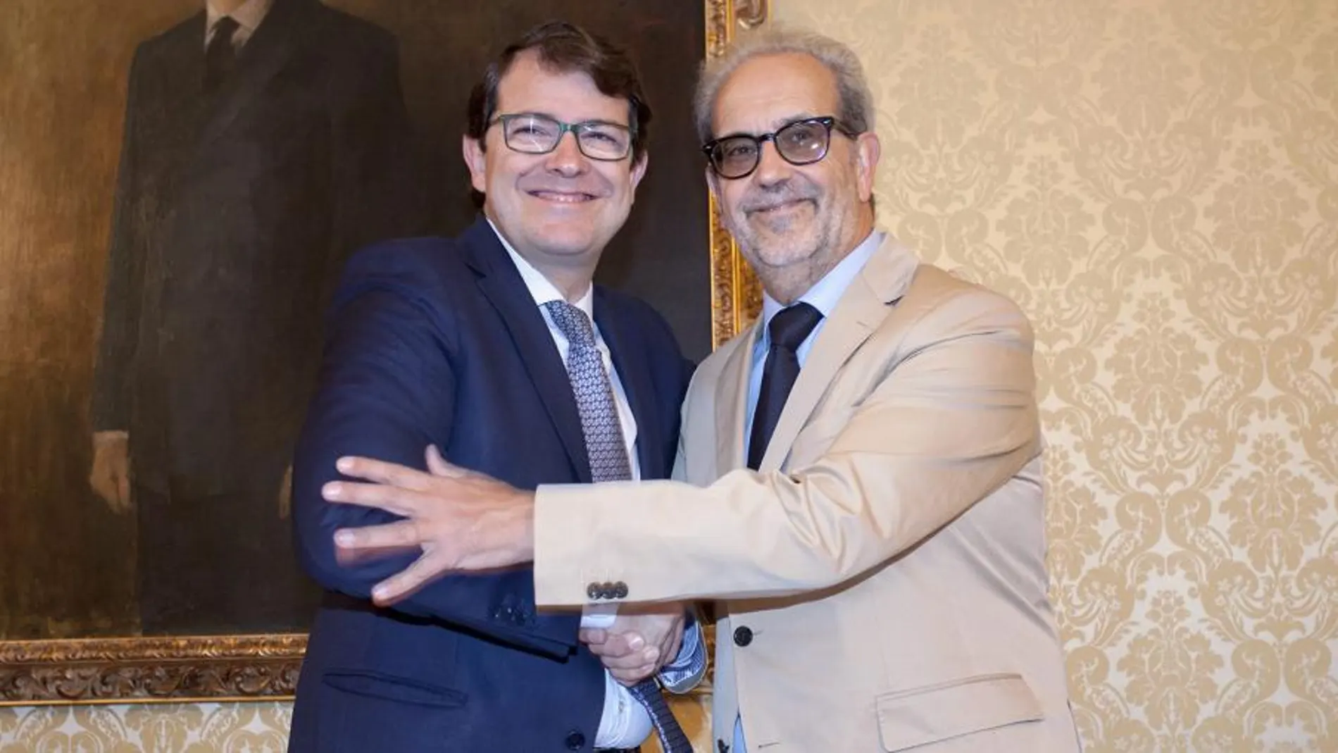 El alcalde Alfonso Fernández Mañueco y el rector de la Universidad de Salamanca, Daniel Hernández Ruipérez, suscriben el acuerdo de colaboración