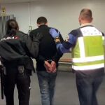 La Policía Nacional ha detuvo un hombre de 42 años después que los agentes hallaran el cadáver descuartizado de su pareja, una joven de 22 años, en un arcón congelador en una vivienda de Alcalá de Henares