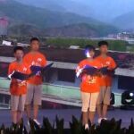 Los huérfanos de Ankang visten para el homenaje una camiseta en la que se lee la frase «wo changdale» («ya he crecido»)