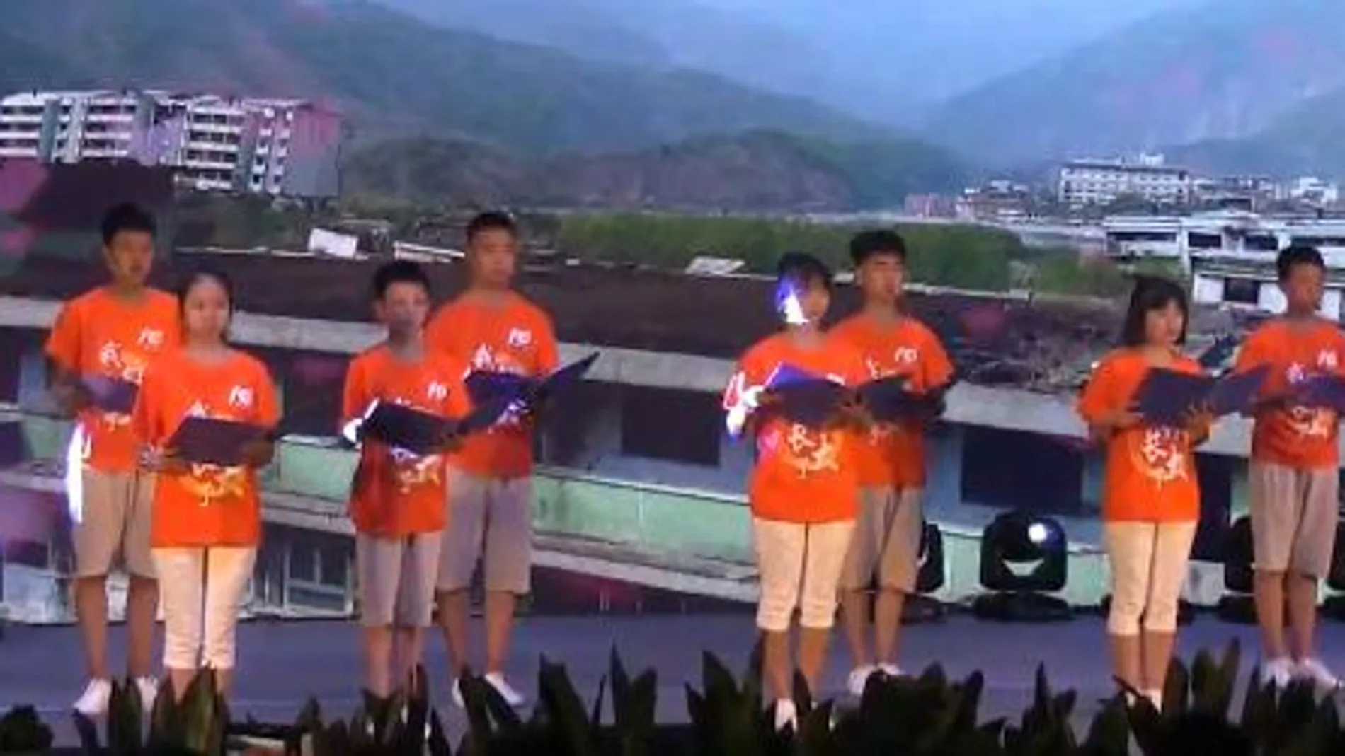 Los huérfanos de Ankang visten para el homenaje una camiseta en la que se lee la frase «wo changdale» («ya he crecido»)