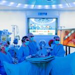 El doctor Antonio De Lacy, en modo Steve Jobs, dirigiendo a sus colegas desde el MWC