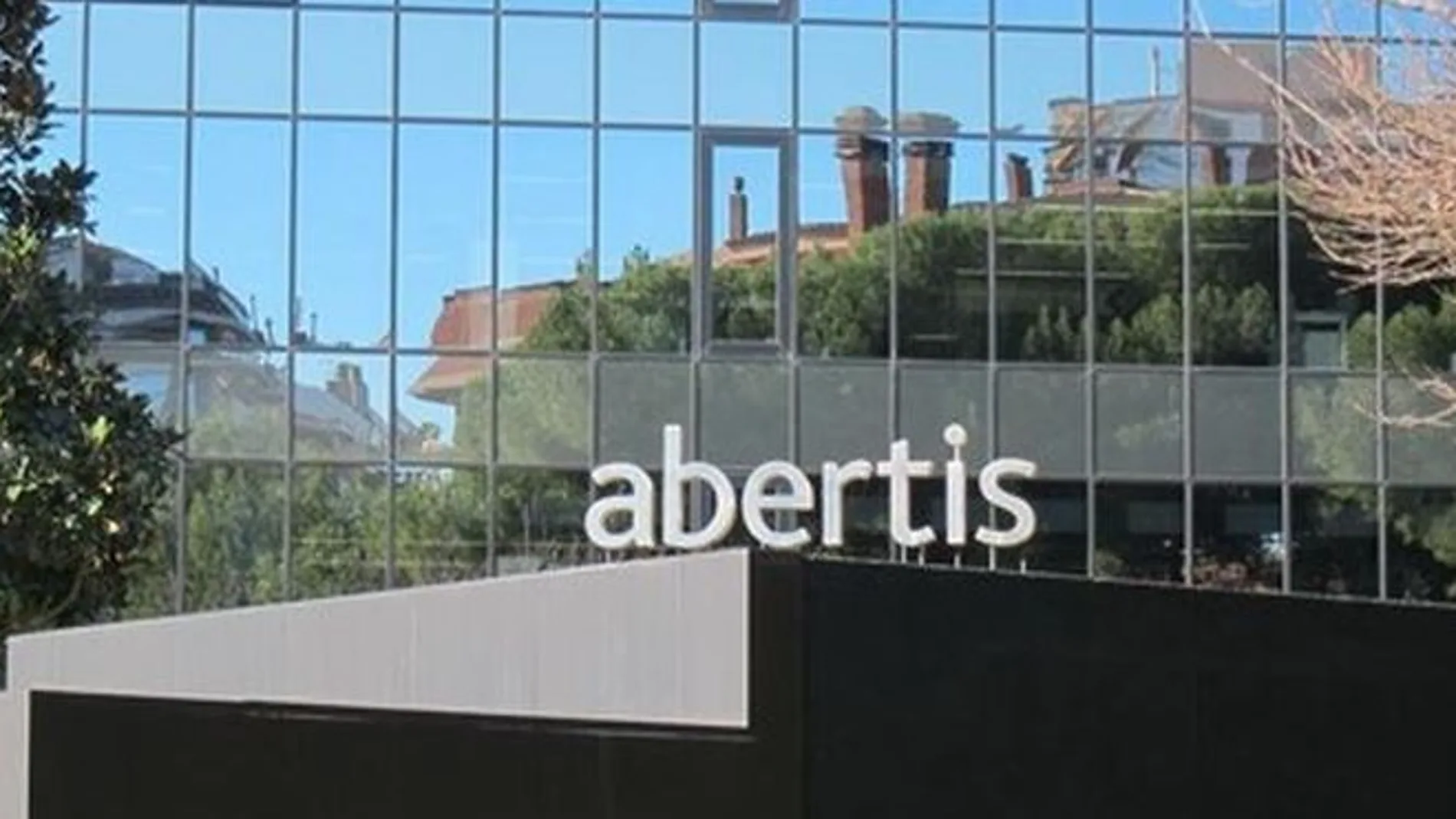 En mayo, Atlantia presentó una opa para adquirir Abertis que formalizó en junio ante el regulador español.