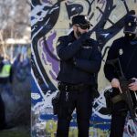 Agentes de la Policía Nacional permanecen en las inmediaciones de la cabaña situada en el barrio de Vallecas cerca de la autovía de Valencia (A3) que empleaban los dos jóvenes detenidos en Madrid como presuntos yihadistas