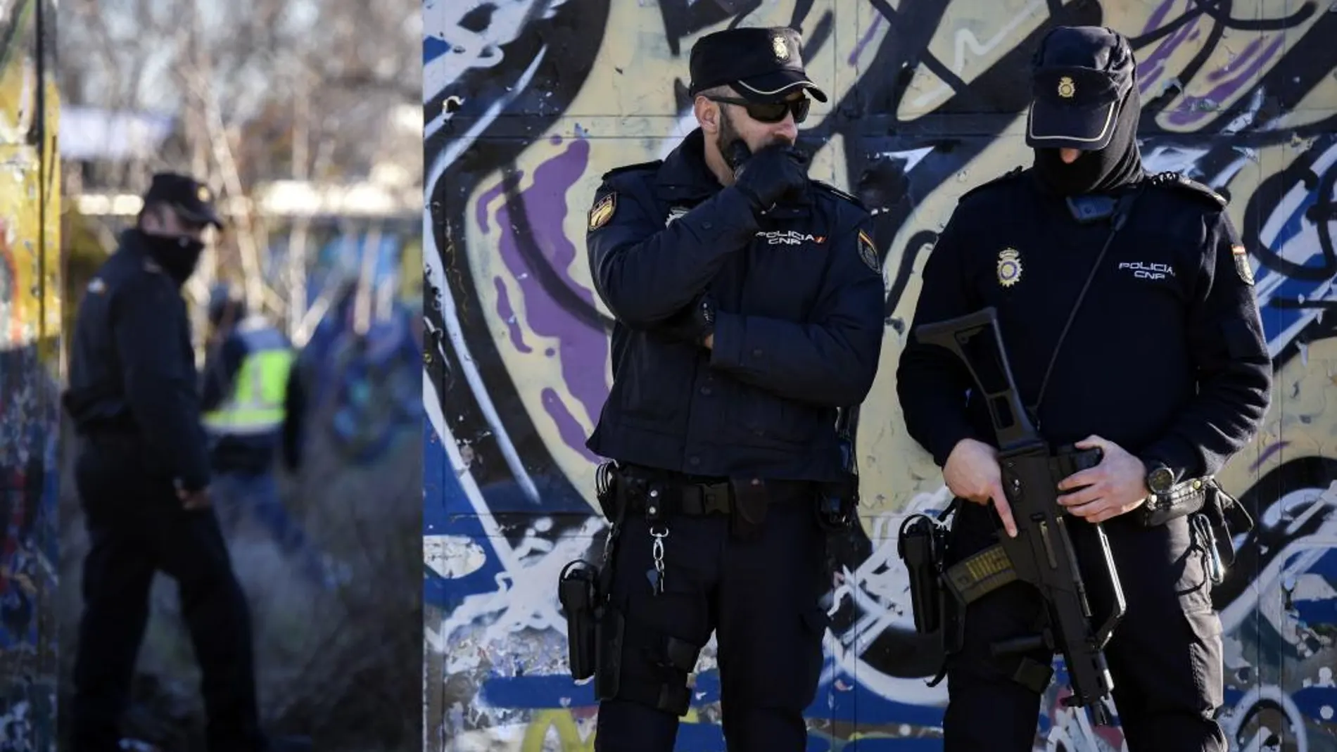 Agentes de la Policía Nacional permanecen en las inmediaciones de la cabaña situada en el barrio de Vallecas cerca de la autovía de Valencia (A3) que empleaban los dos jóvenes detenidos en Madrid como presuntos yihadistas