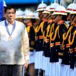 Rodrigo Duterte junto a un grupo de agentes en el día del 116 aniversario de la Policía Nacional de Filipinas