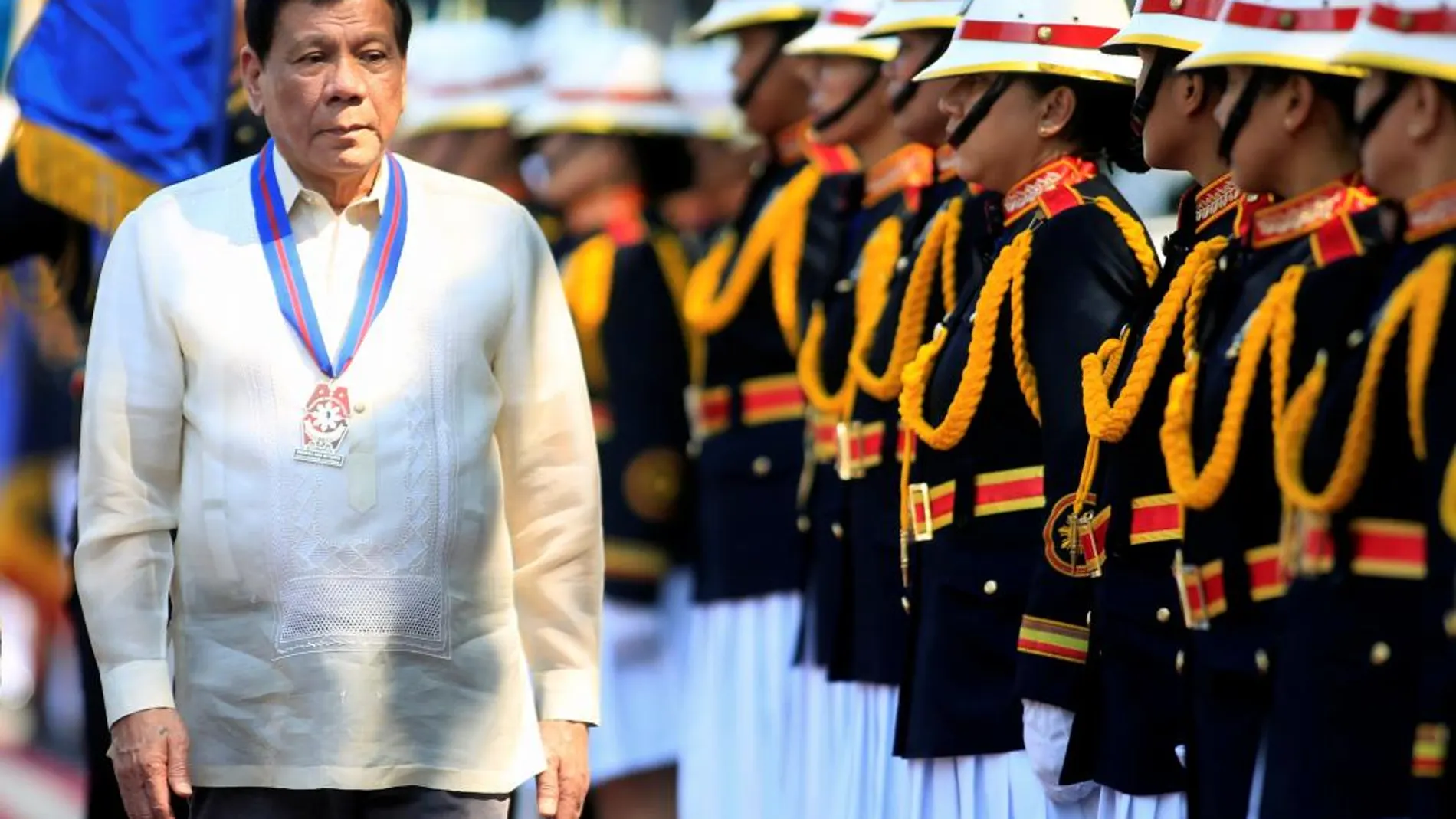 Rodrigo Duterte junto a un grupo de agentes en el día del 116 aniversario de la Policía Nacional de Filipinas