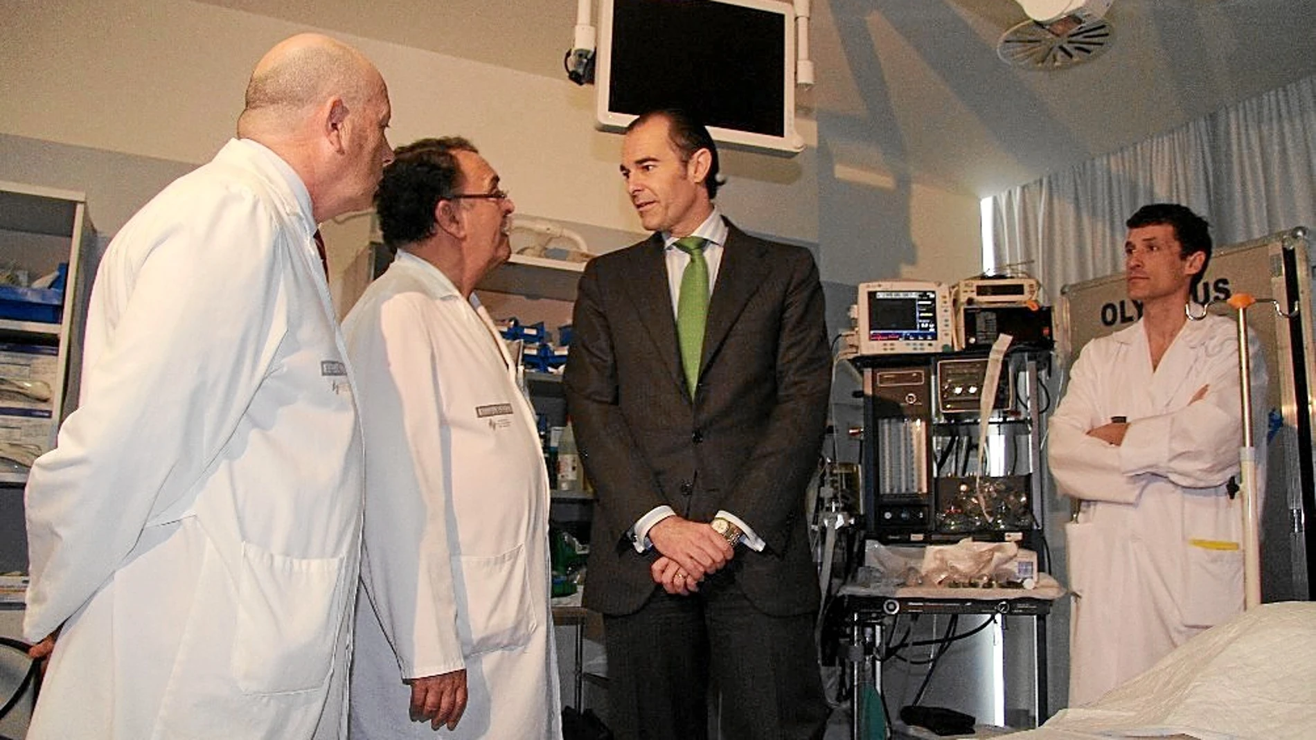El conseller de Sanidad, durante su visita a las Unidades de Consejo Genético y de Endoscopias del Hospital General de Elche