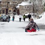 Varios visitantes disfrutan de una jornada en la nieve en la localidad de O Cebreiro, en Lugo