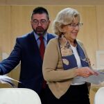La ex alcaldesa de Madrid, Manuela Carmena, junto al por entonces delegado de Economía y Hacienda, Carlos Sánchez Mato.
