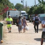 Los Mossos d'Esquadra acompañan a los vecinos de la zona afectada por la explosión del miércoles en la localidad de Alcanar (Tarragona)
