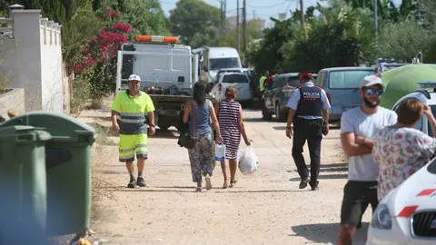 Los Mossos d'Esquadra acompañan a los vecinos de la zona afectada por la explosión del miércoles en la localidad de Alcanar (Tarragona)