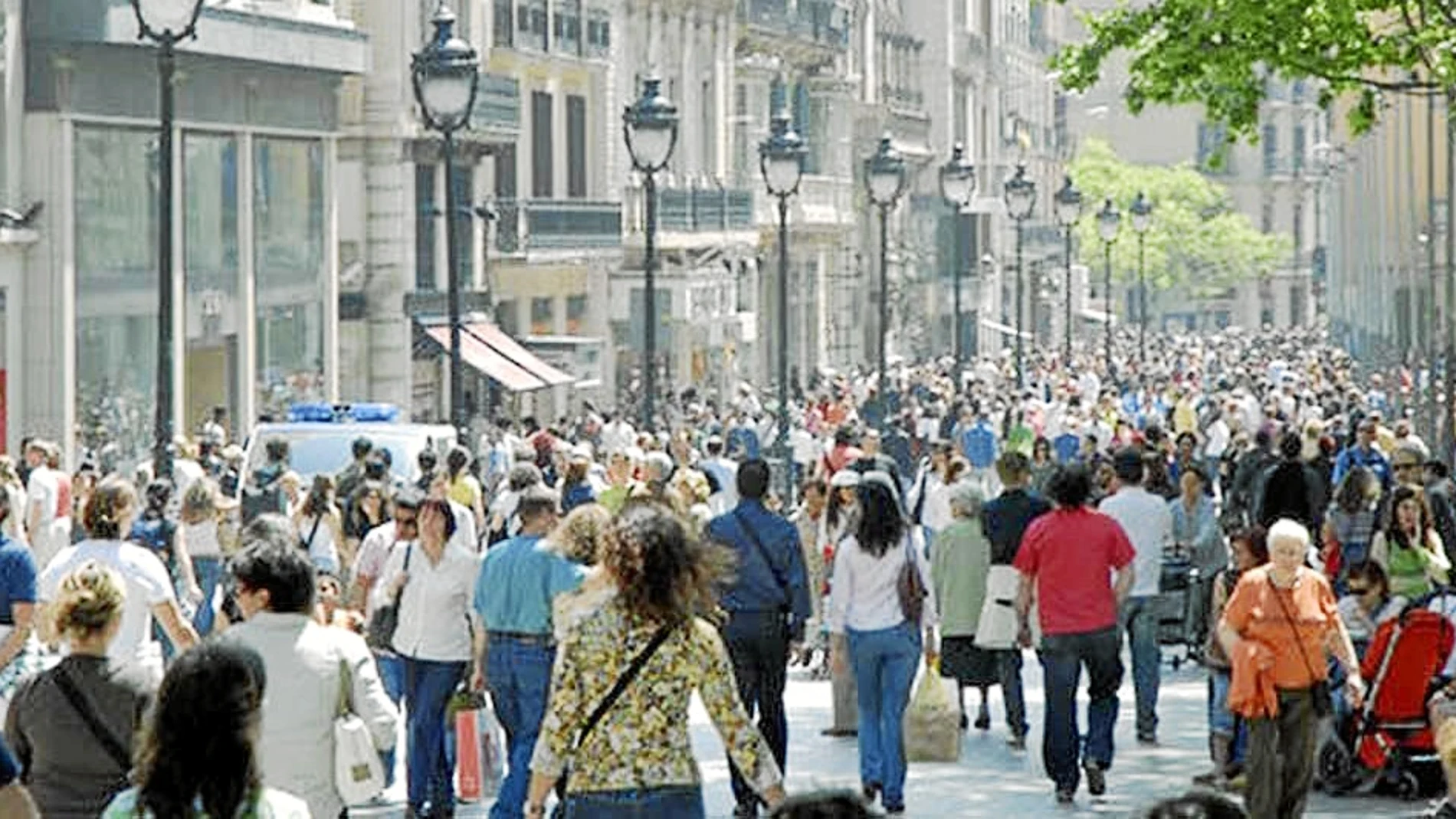 En la imagen, el Portal de l'Àngel de Barcelona, casi siempre lleno de gente, pese a que la población de la ciudad descendió hace años