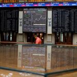 La Bolsa baja el 0,38 % y cae por debajo de los 8.500 puntos