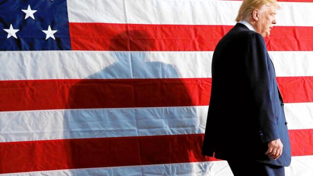 El candidato demócrata, Donald Trump, sube al escenario en un mitin en Colorado esta semana