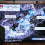 Un hombre observa una pantalla con la imagen de la estación de lanzamiento norcoreana de Sohae/AP