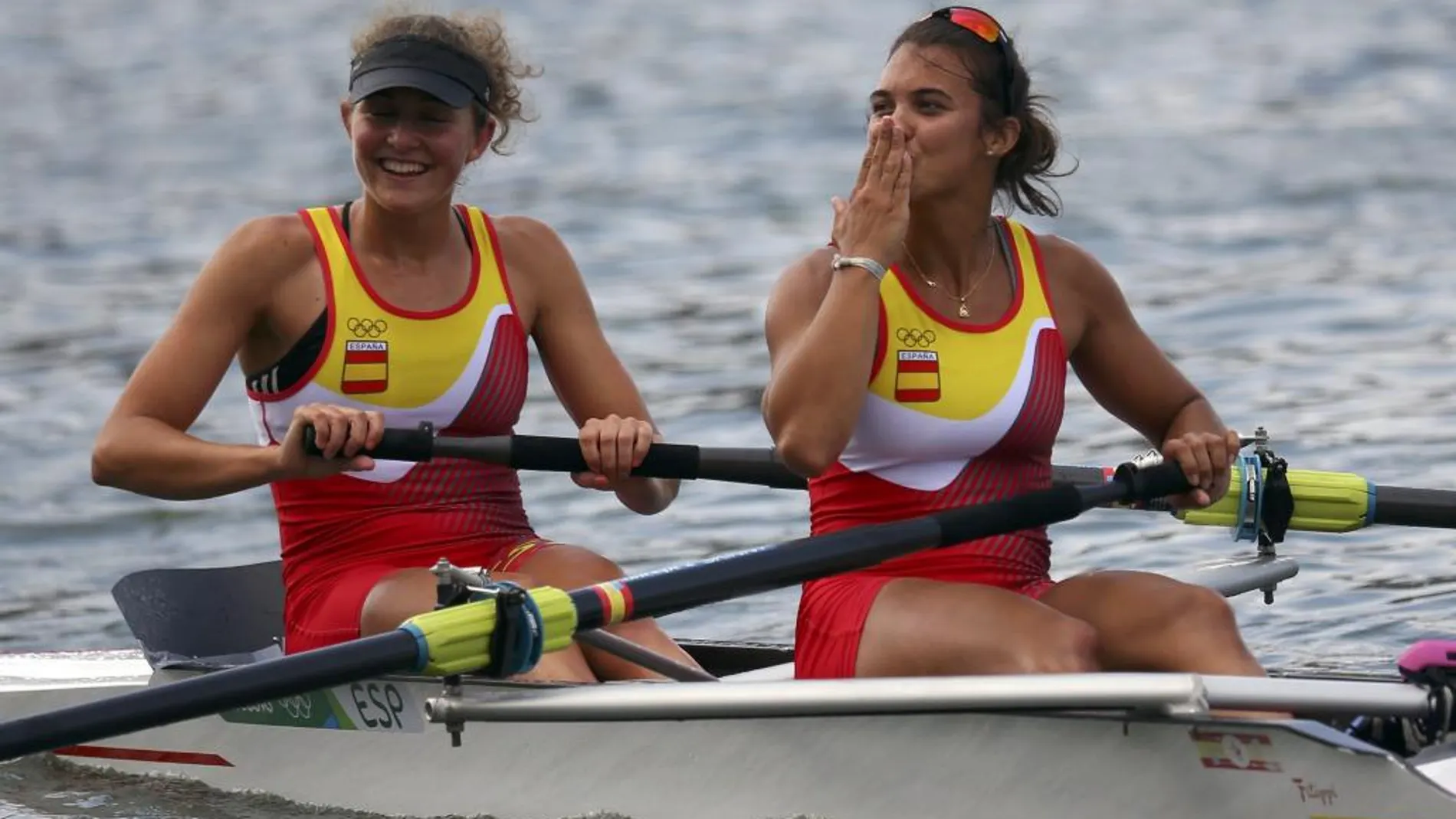 Anna Boada y Aina Cid en la laguna Rodrigo de Freitas