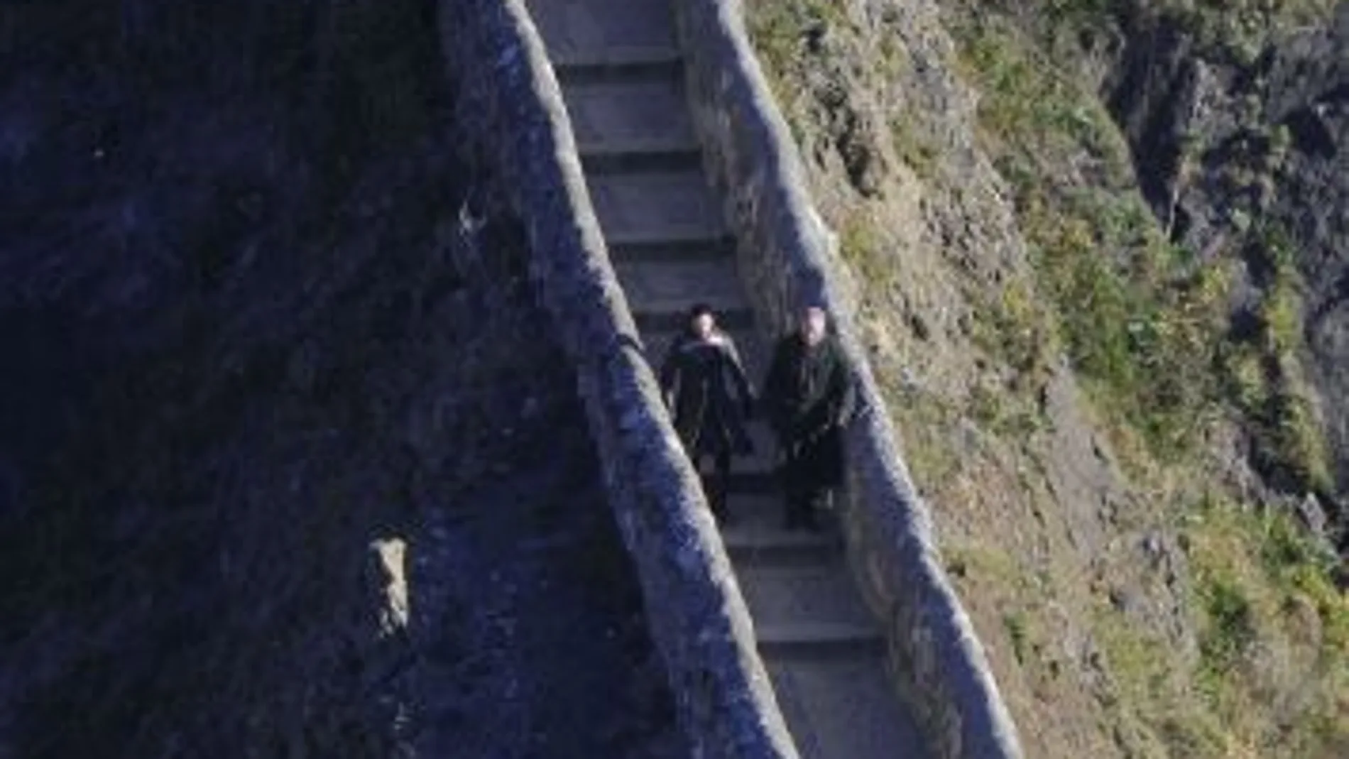 Jon Nieve rueda ya «Juego de Tronos» en el peñón de Gaztelugatxe