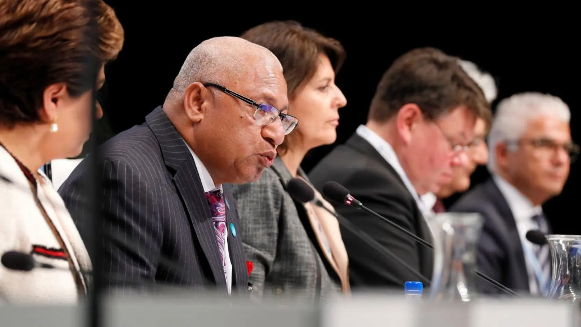 El primer ministro de Fiji, Frank Bainimarama (izq), presidente de COP23/CMP13, da un discurso durante la inauguración de la Conferencia sobre el Cambio Climático de la ONU COP23 en Bonn (Alemania), hoy