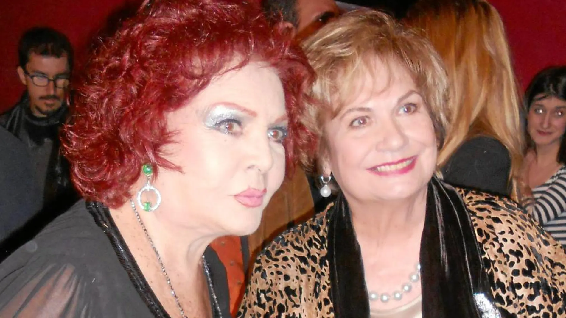 Sara Montiel, junto a María Jesús Manrique, en el estreno del musical