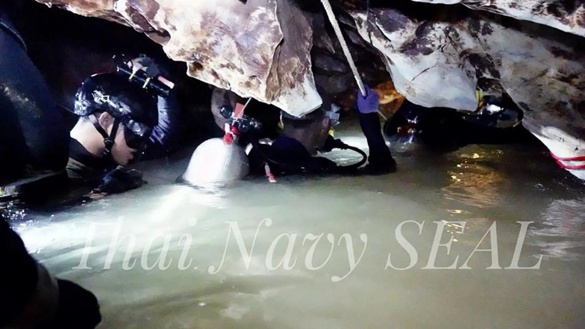 Fotografía cedida por la Marina de Tailandia que muestra a varios buzos y otros miembros de rescate / Foto: Efe