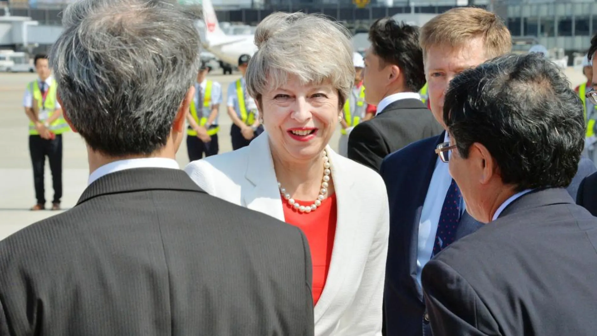 Theresa May durante su llegada a Osaka (Japón)