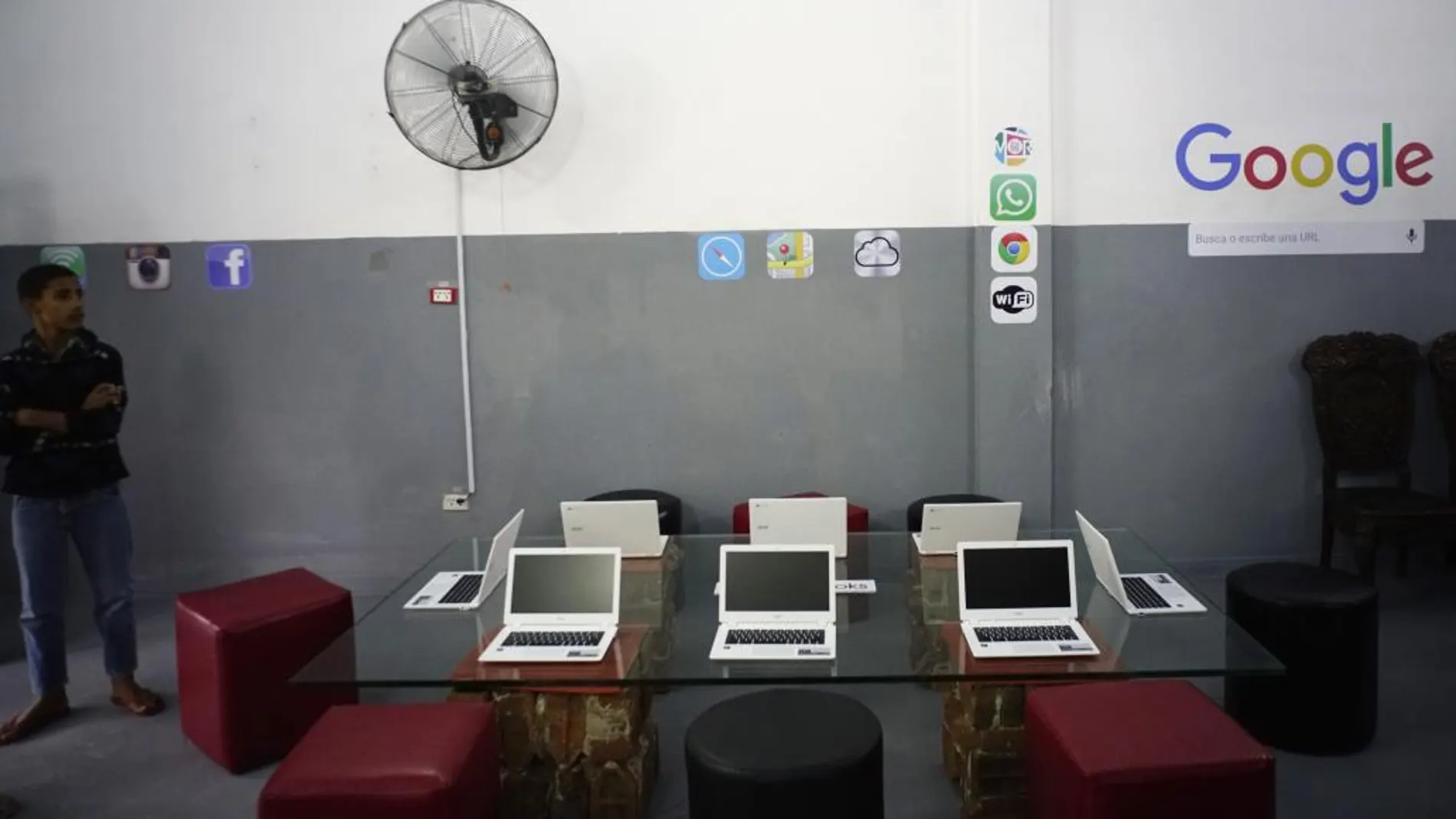 Ordenadores en un centro de Google en La Habana