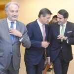 El consejero Suárez-Quiñones conversa con el ministro Catalá, en presencia de Juan Carlos Estévez