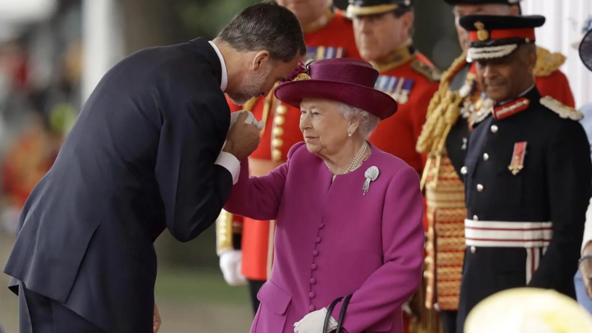 El Rey saluda a Isabel II