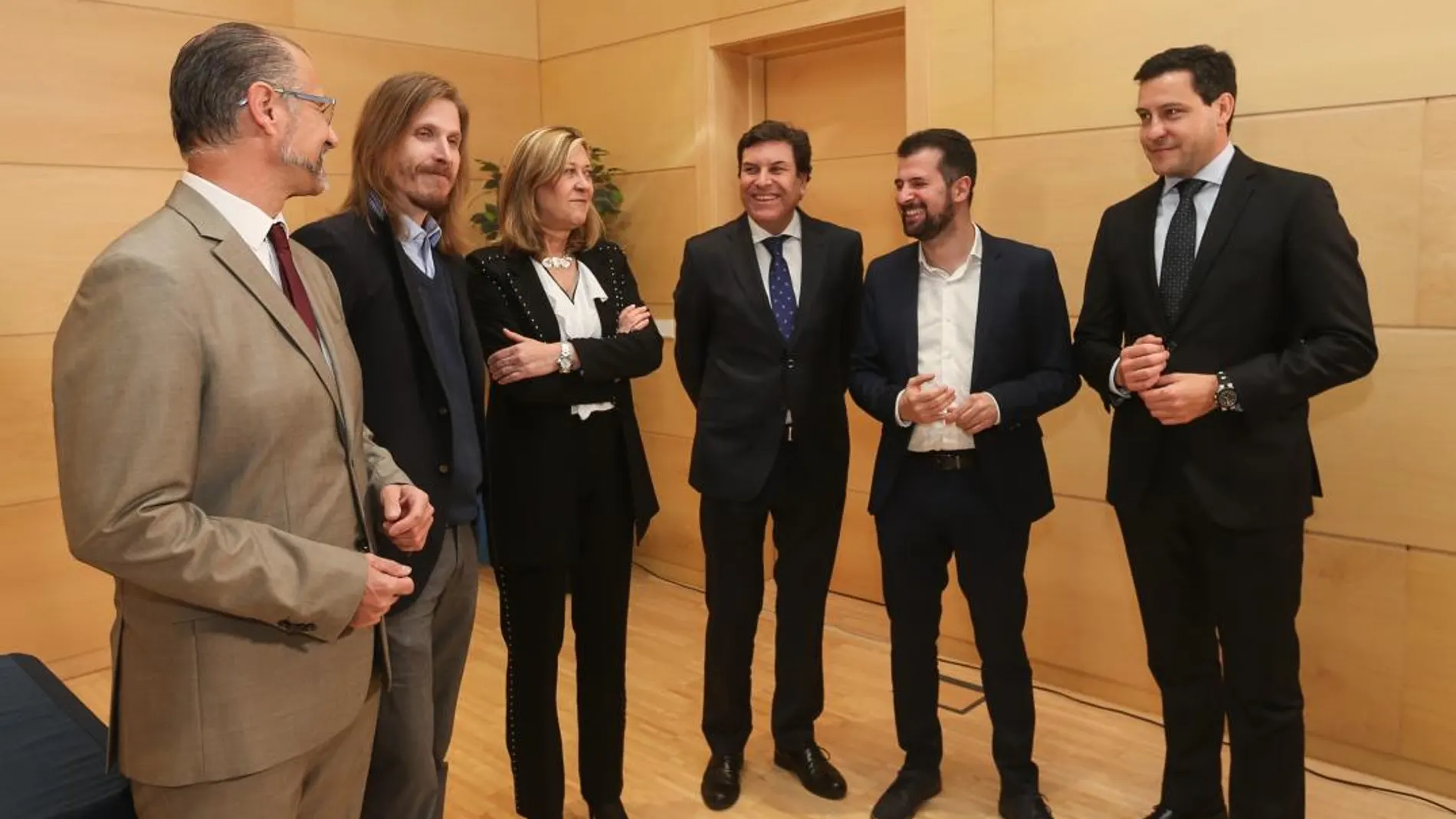 Los consejeros Pilar del Olmo y Carlos Fernández Carriedo junto a los portavoces en las Cortes, Luis Fuentes (Cs), Pablo Fernández (Podemos), Luis Tudanca (PSOE) y Raúl de la Hoz (PP)