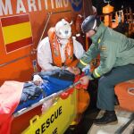 Trabajos de rescate de una embarcación de Salvamento Marítimo ayer viernes.
