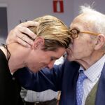 El delantero del Atlético de Madrid Fernando Torres (i) saluda a su descubridor, Manuel Briñas (d), fundador de la Escuela de Fútbol del Atlético de Madrid