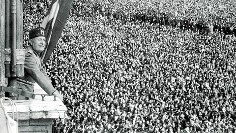 Benito Mussolini se dirige a sus partidarios