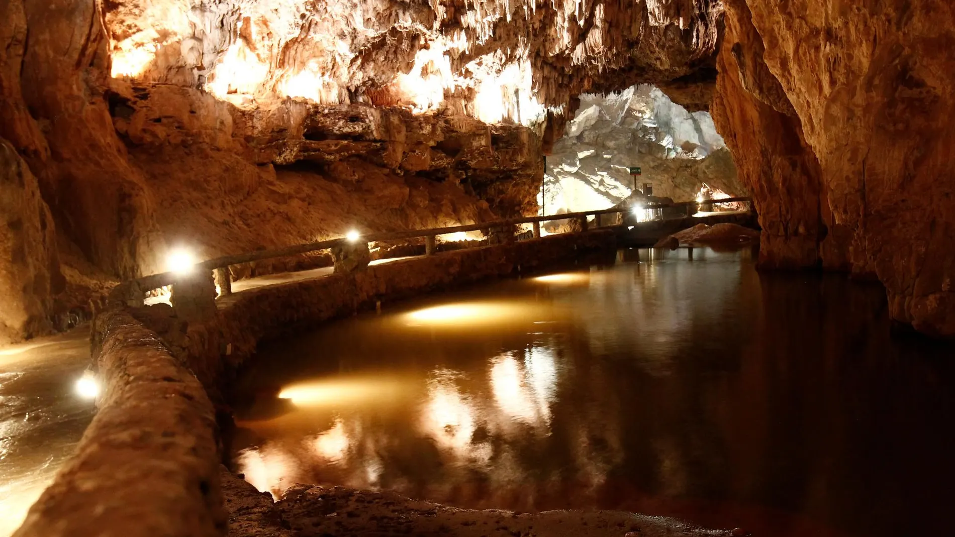 Interior de la cueva de Valporquero