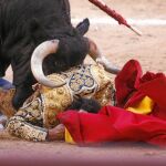 Pérez Mota, entre los pitones de su segundo toro, ayer, en Las Ventas