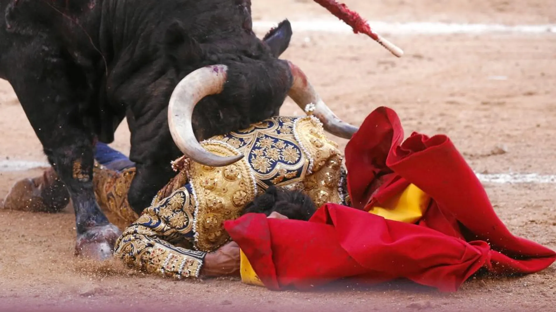 Pérez Mota, entre los pitones de su segundo toro, ayer, en Las Ventas