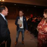Pedro Ruiz y Carlos Villar, de Pago de Carraovejas y Protos, respectivamente, conversan en presencia de Martina Prieto, de Bodegas José Pariente