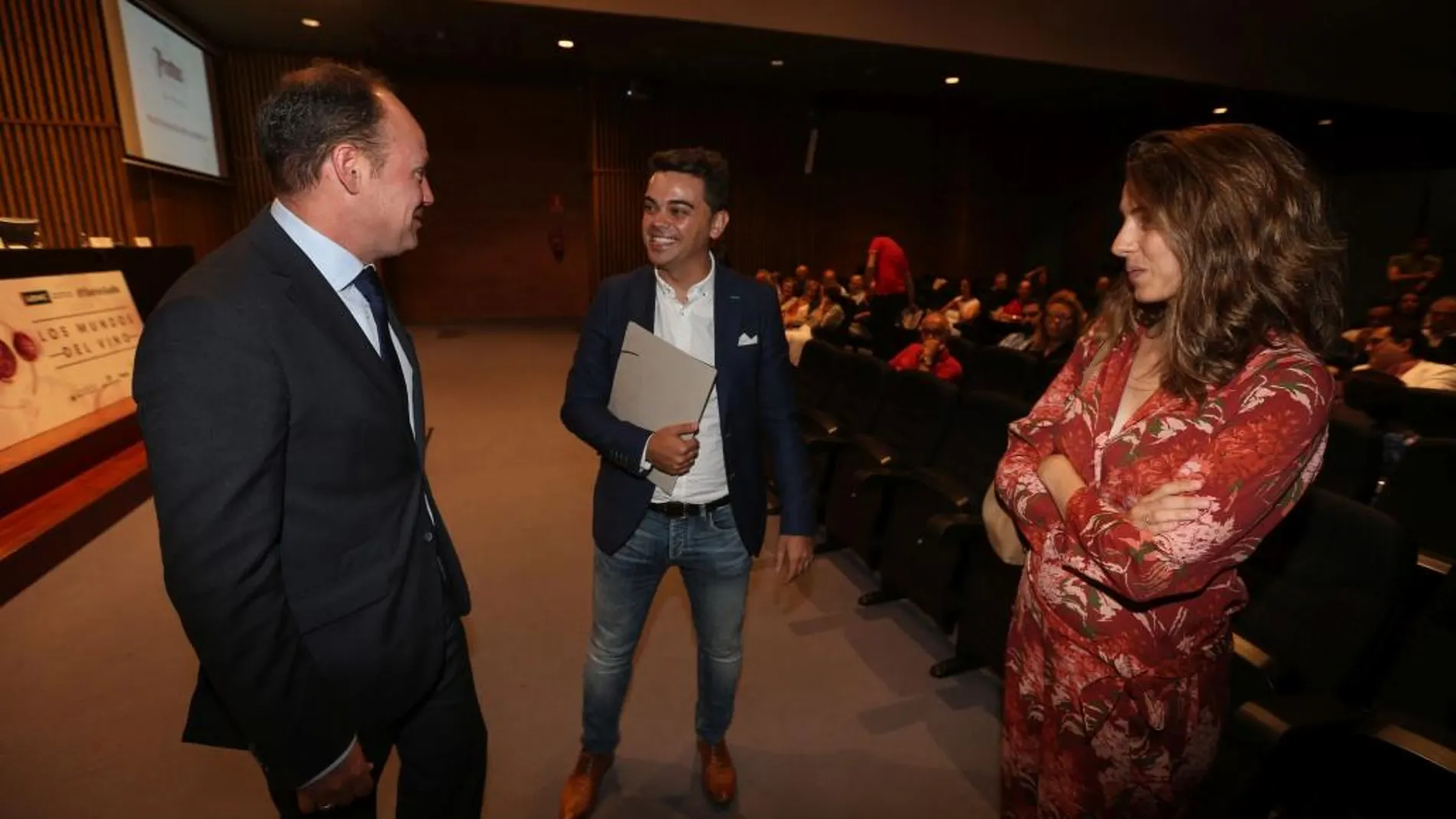 Pedro Ruiz y Carlos Villar, de Pago de Carraovejas y Protos, respectivamente, conversan en presencia de Martina Prieto, de Bodegas José Pariente