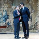 Iván Redondo y Pedro Sánchez estrechan sus manos, un gesto de la sintonía que desprenden