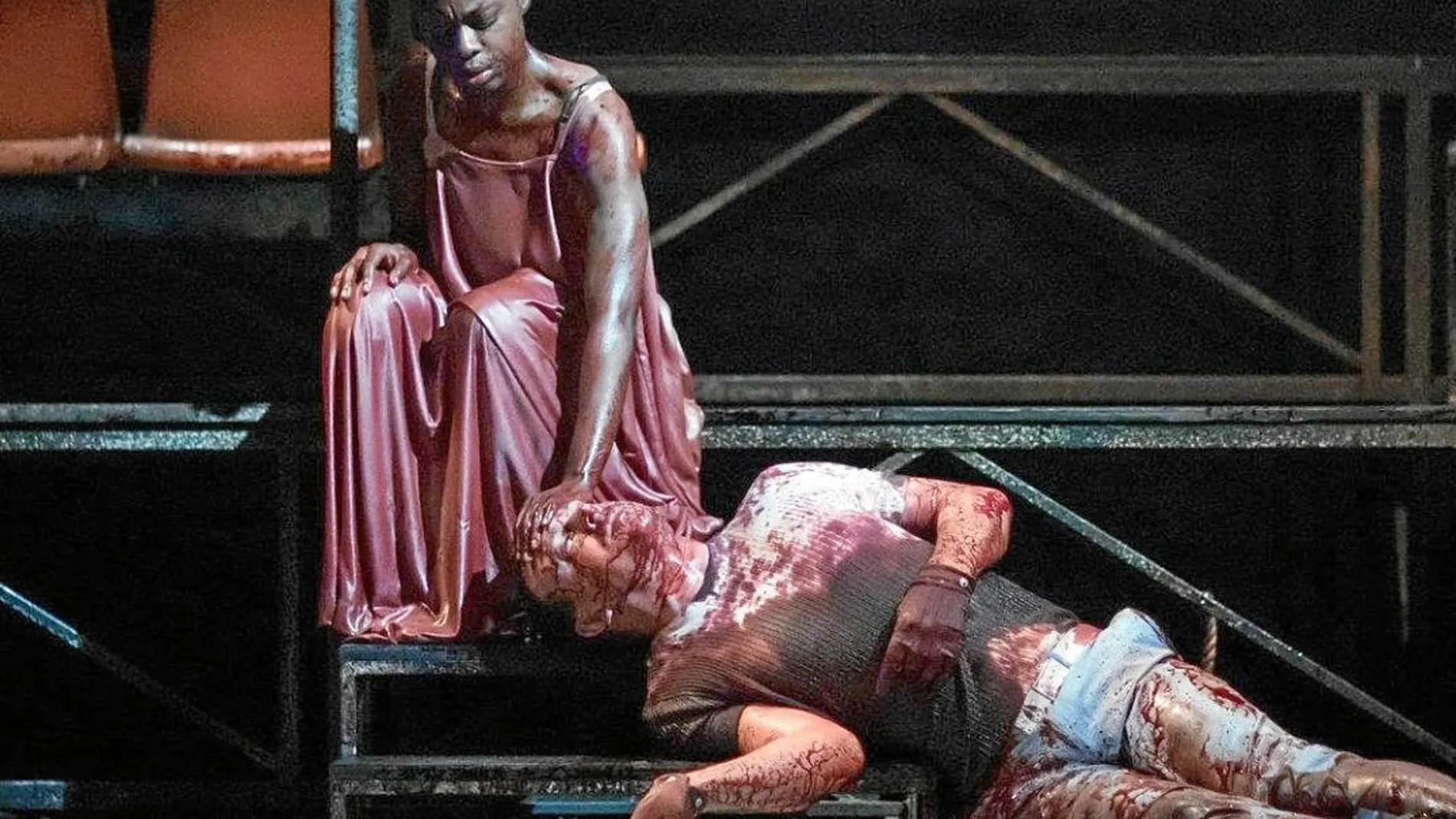 3.000 litros de sangre envuelven el montaje de la Royal Shakespeare Company de «La duquesa de Malfi», de John Webster