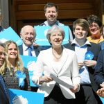La primera ministra británca, Theresa May, acudió ayer rodeada de colaboradores del partido conservador al ayuntamiento de Wandsworth, Londres