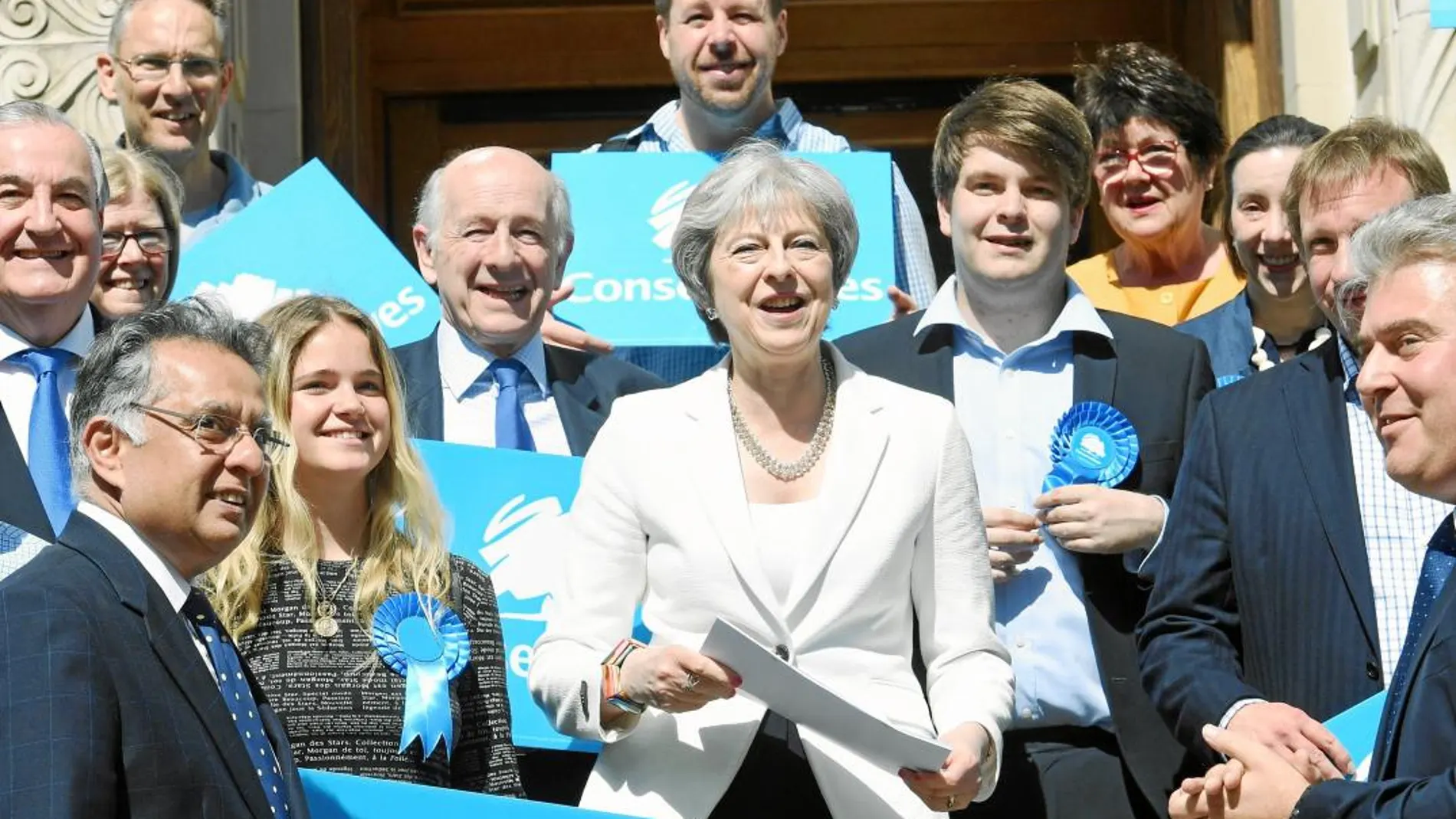 La primera ministra británca, Theresa May, acudió ayer rodeada de colaboradores del partido conservador al ayuntamiento de Wandsworth, Londres