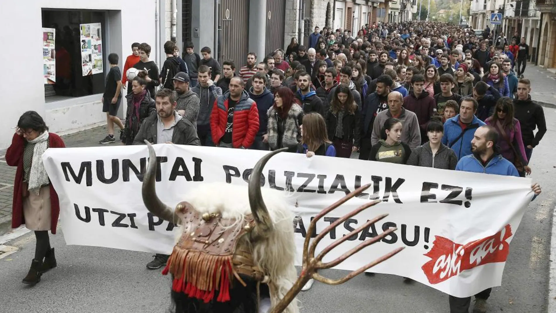 Un momento de la manifestación convocada por Sortu y vecinos de Alsasua, que niegan la versión oficial sobre la agresión sufrida por dos guardias civiles y sus parejas