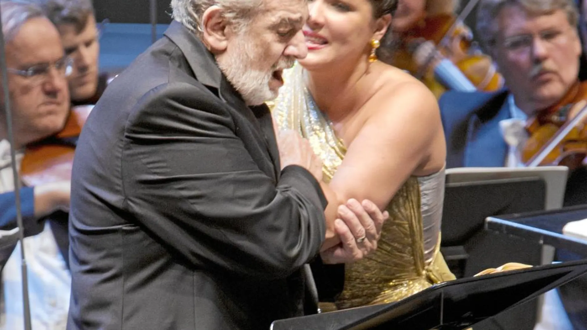 Plácido Domingo, en la imagen al final de la representación junto a Netrebko, volvió a dar una lección de entrega