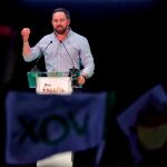 El presidente de Vox, Santiago Abascal, interviene ante cientos de militantes y simpatizantes en Valencia / Efe