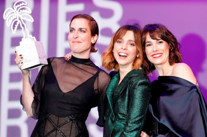 Las actrices españolas Aixa Villagran (i), Leticia Dolera (c) y Celia Freijeiro (d) posan después de ganar el premio a Mejor Serie para televisión