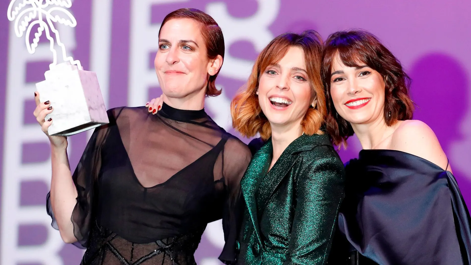 Las actrices españolas Aixa Villagran (i), Leticia Dolera (c) y Celia Freijeiro (d) posan después de ganar el premio a Mejor Serie para televisión
