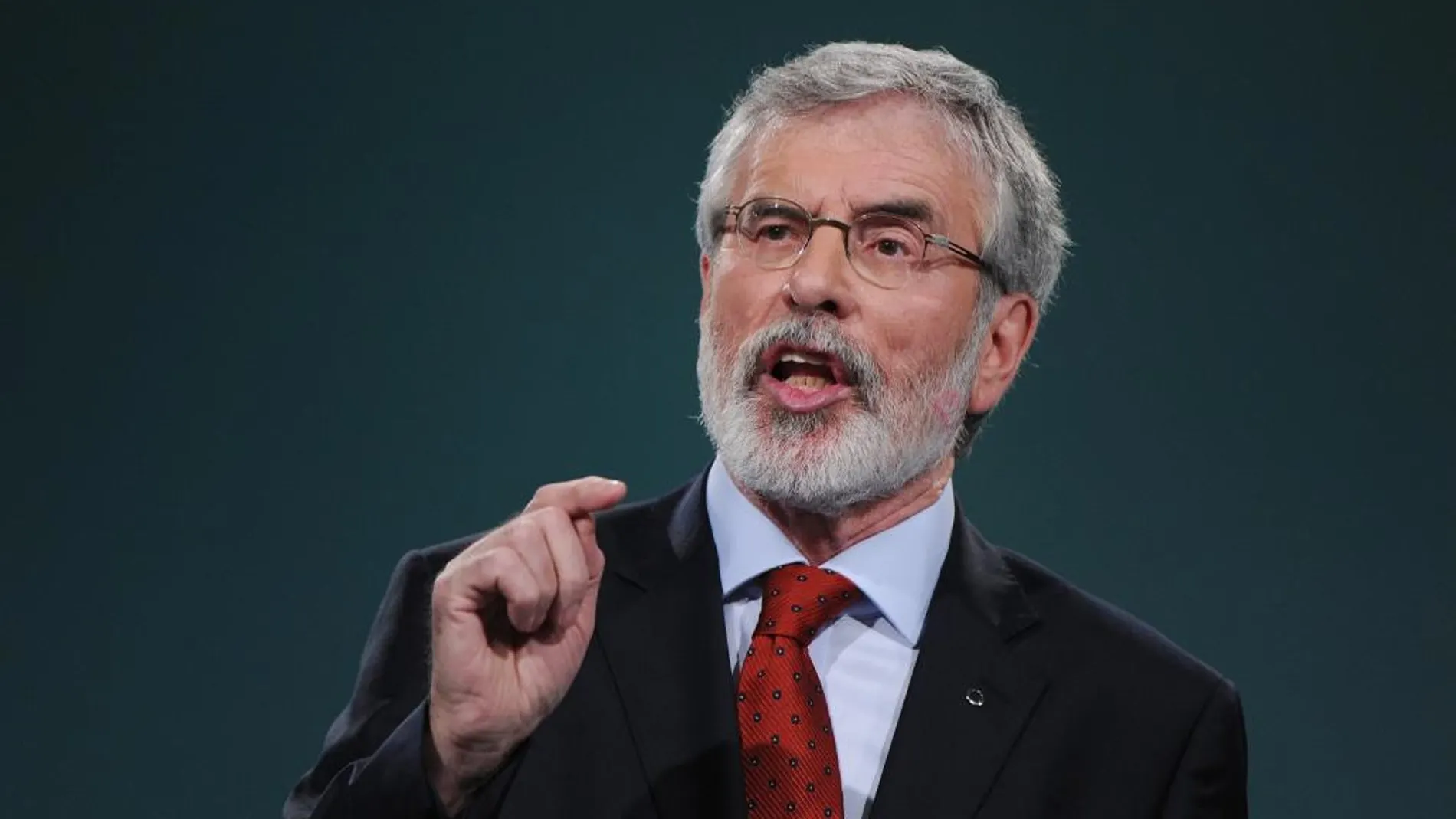 Gerry Adams durante el anuncio de su renuncia