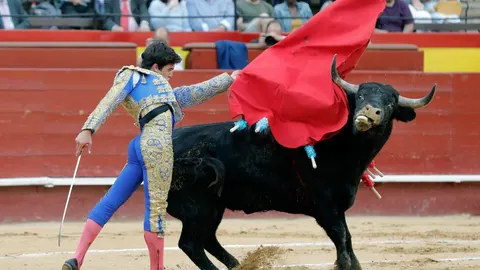 Climent dando un pase de pecho. Foto: Efe